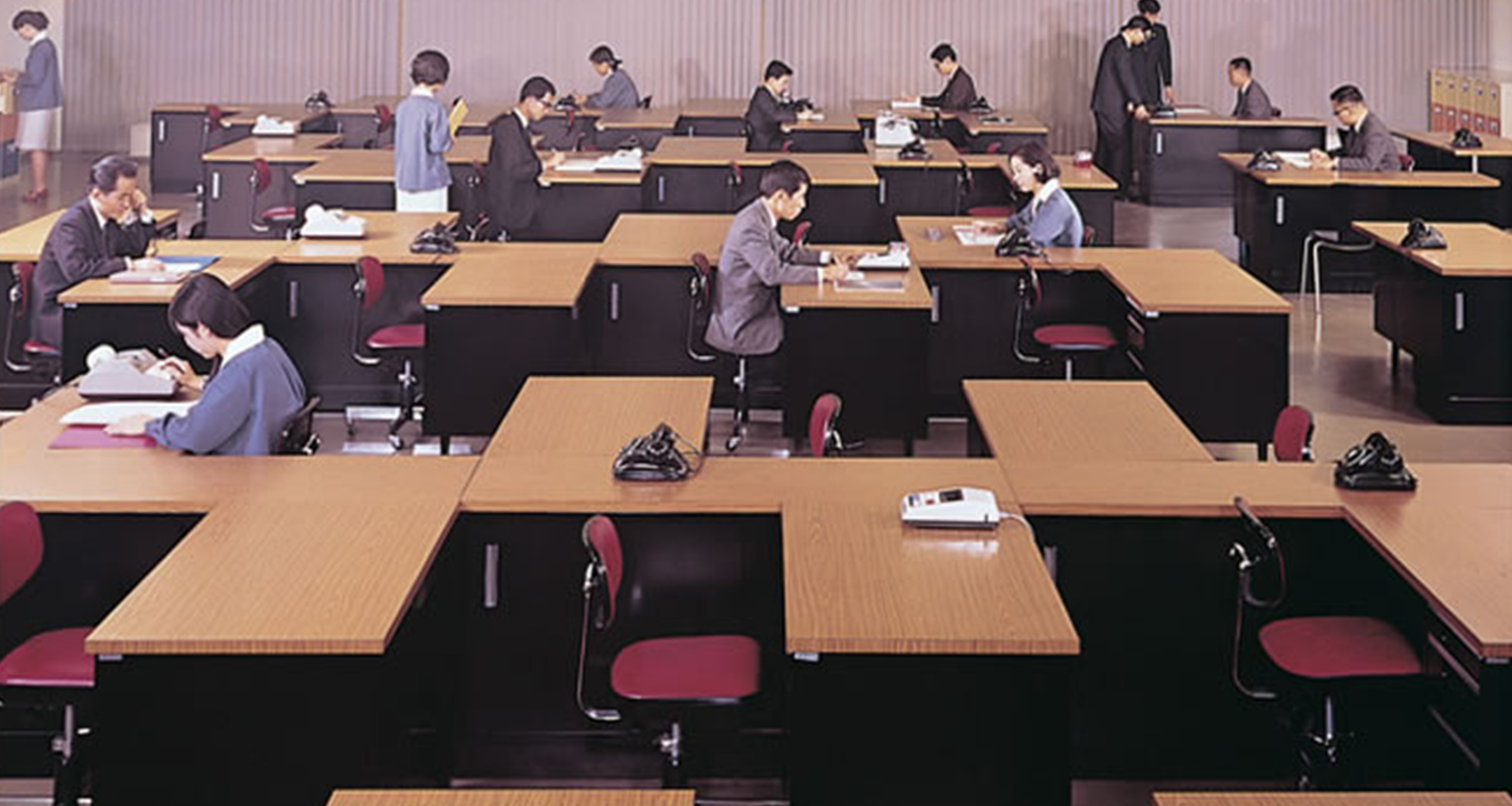 “Live showroom” (1969) was implemented: The black desks and red chairs were intended to bring out employees’ combative spirit.